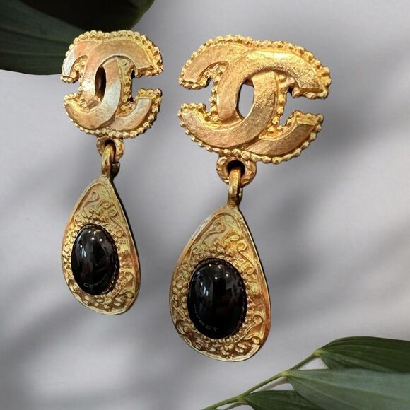 Chanel
Black Gripoix Glass and Gold Metal Grapevine CC Earrings - Picture 4 of 7